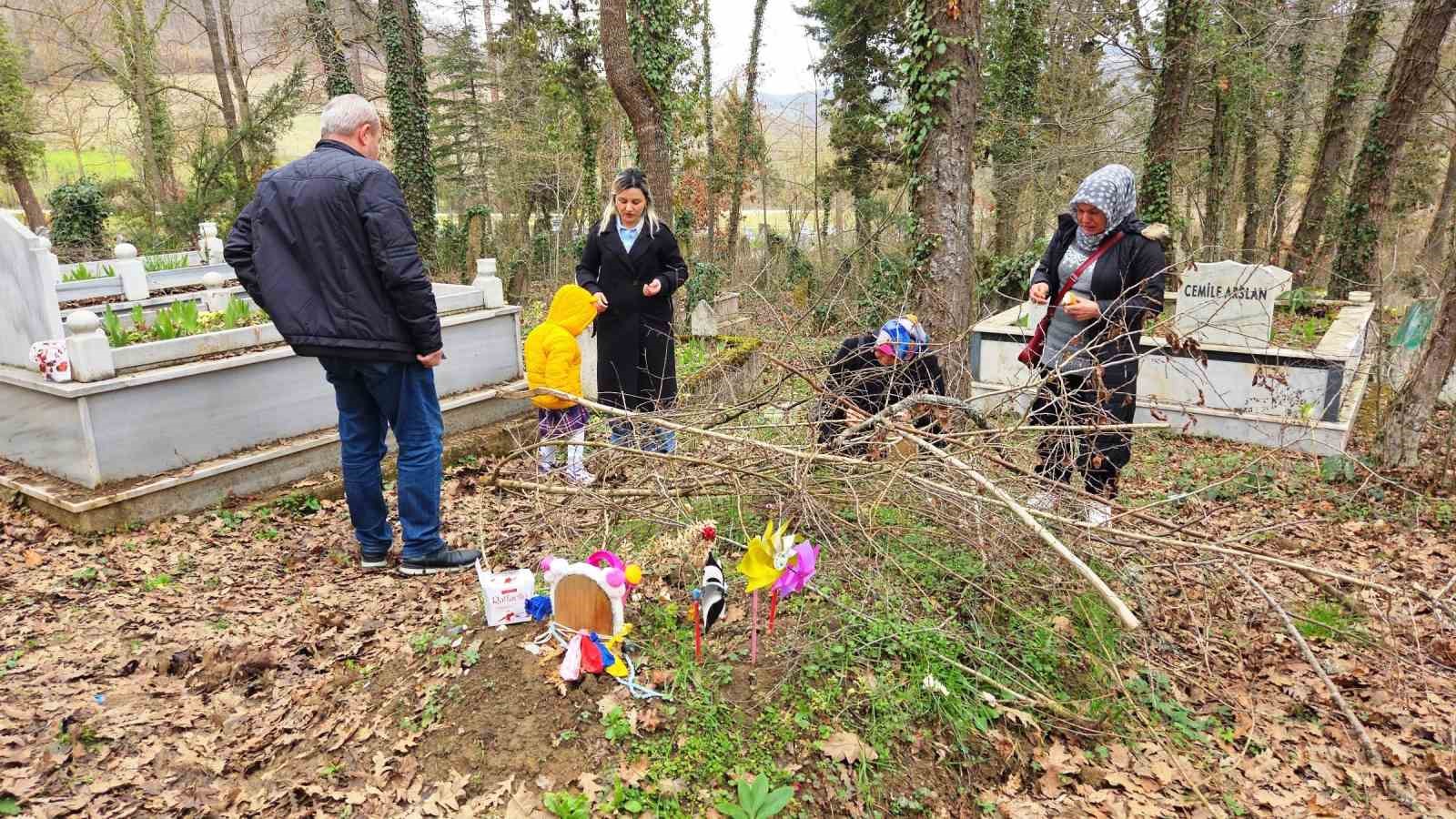 13 yaşındaki kızlarını kazada kaybeden ailenin en acı bayramı
