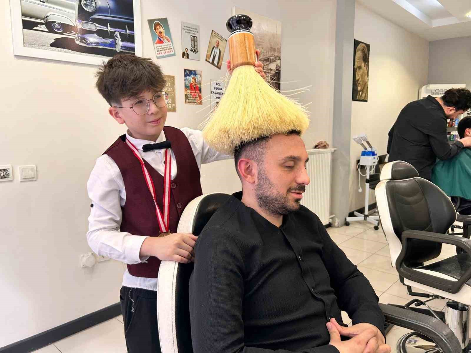 13 yaşındaki kuaför Çınar, küçük yaşına rağmen ustalarına taş çıkarıyor
