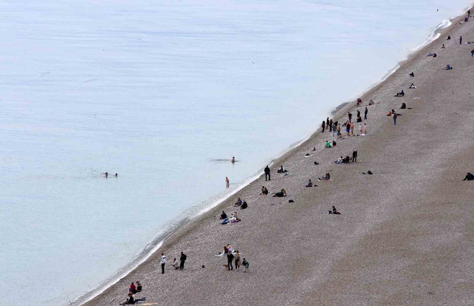 14 ilde ’sarı kod’ uyarısı verilirken, Antalya’da bahar havası yaşandı
