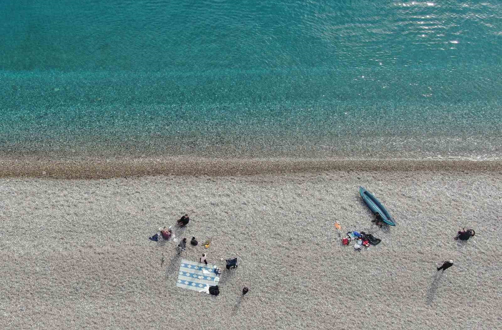 14 ilde ’sarı kod’ uyarısı verilirken, Antalya’da bahar havası yaşandı
