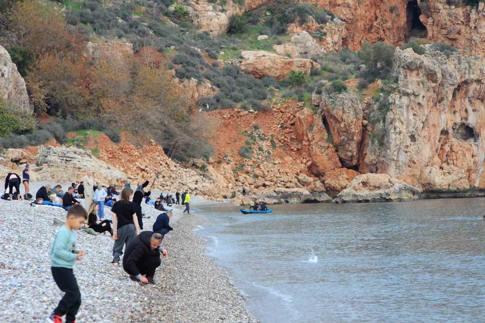 14 ilde ’sarı kod’ uyarısı verilirken, Antalya’da bahar havası yaşandı
