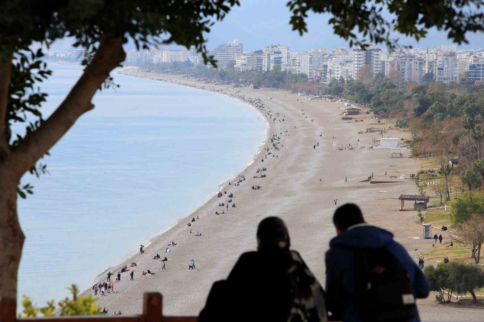 14 ilde ’sarı kod’ uyarısı verilirken, Antalya’da bahar havası yaşandı
