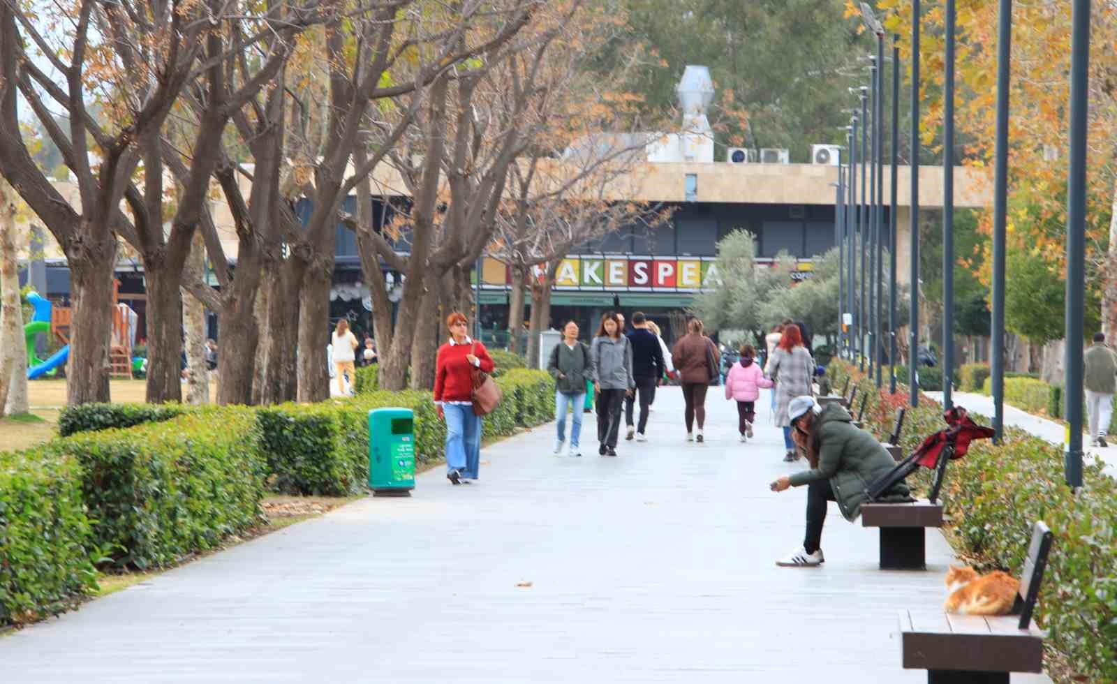 14 ilde ’sarı kod’ uyarısı verilirken, Antalya’da bahar havası yaşandı

