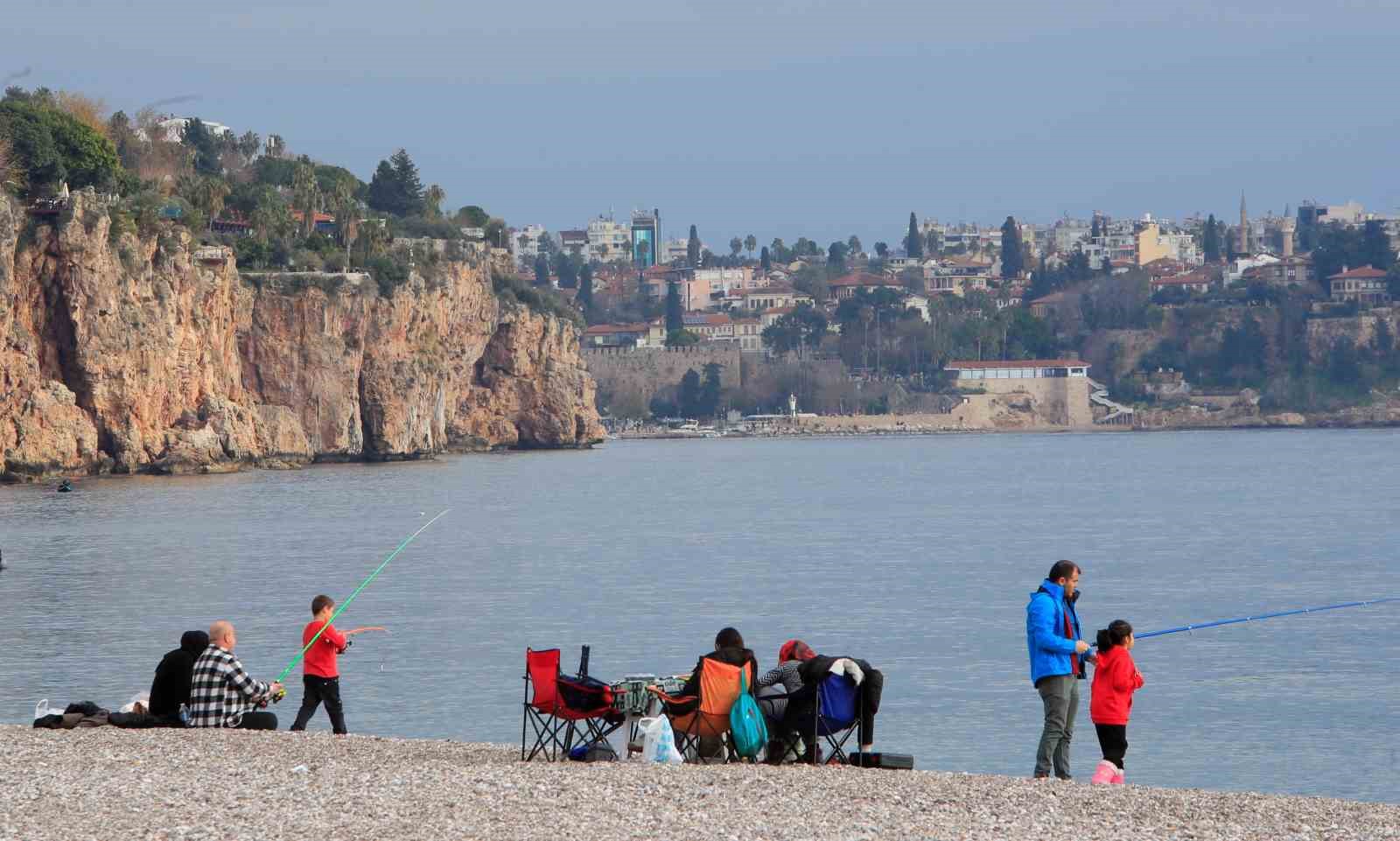 14 ilde ’sarı kod’ uyarısı verilirken, Antalya’da bahar havası yaşandı
