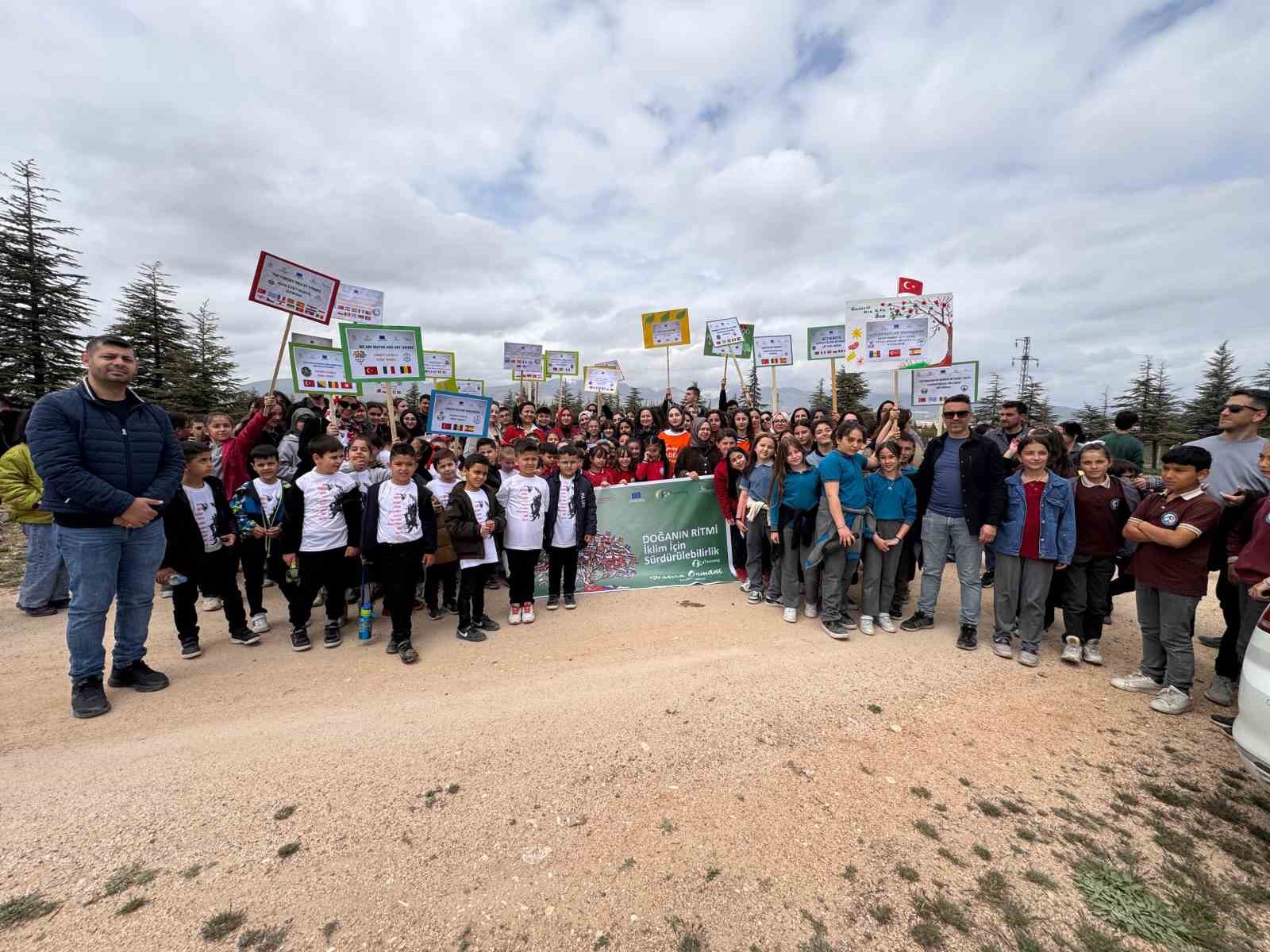 15 okuldan 230 öğrenci 115 fidanı toprakla buluşturdu
