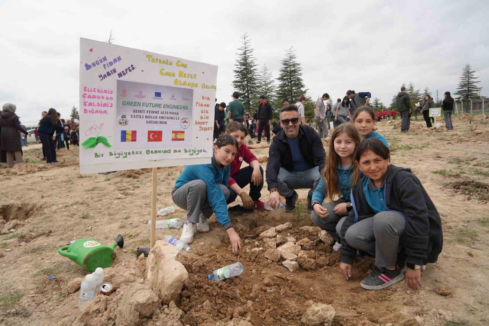 15 okuldan 230 öğrenci 115 fidanı toprakla buluşturdu
