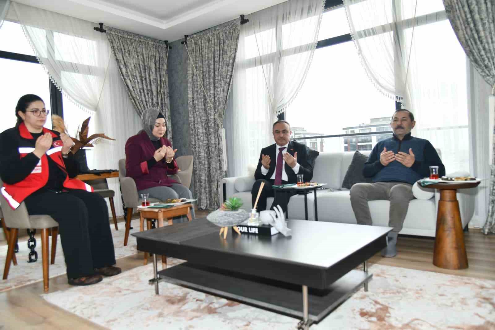 15 Temmuz şehidinin kızını ziyaret eden Vali: "Onlar sayesinde milli irade gasp edilemedi"
