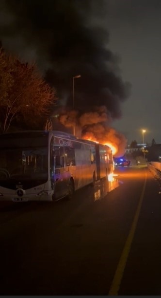 15 Temmuz Şehitler Köprüsü’nde metrobüs alev alev yandı: Yolcular tahliye edildi
