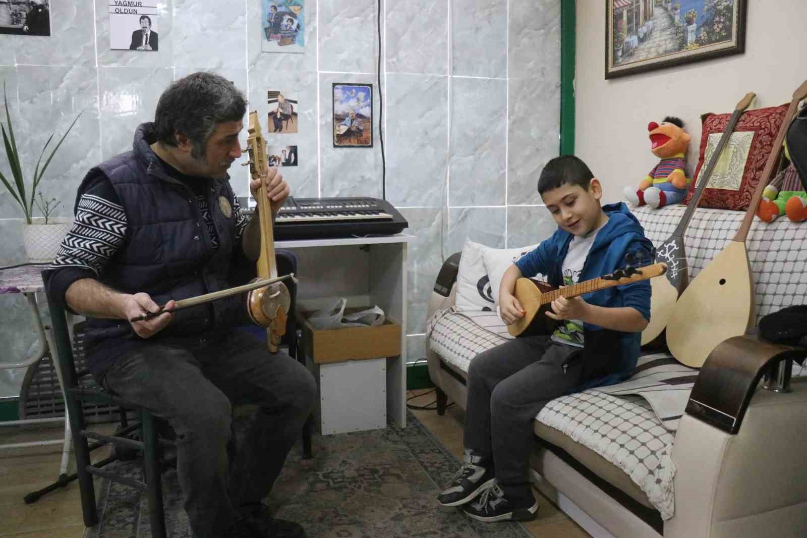 15 yaşında bir tahta parçasıyla başladığı mesleğinde 34 yıldır notalara şekil veriyor
