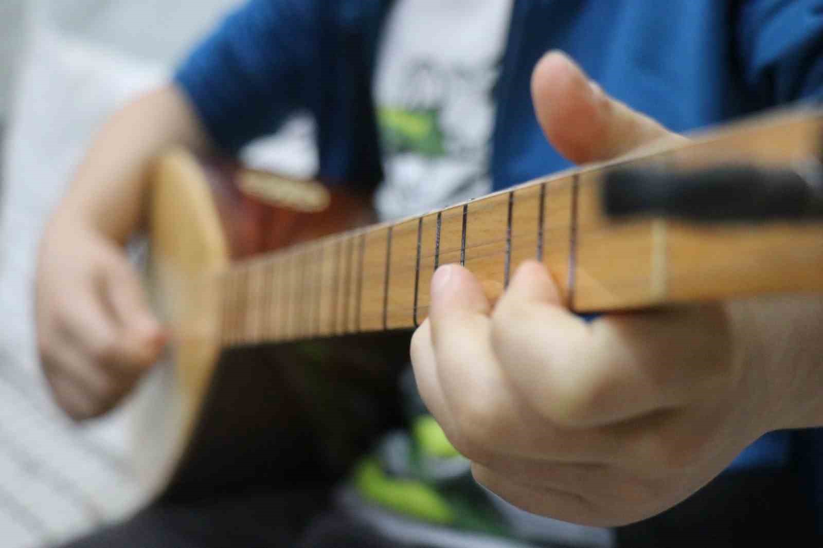 15 yaşında bir tahta parçasıyla başladığı mesleğinde 34 yıldır notalara şekil veriyor
