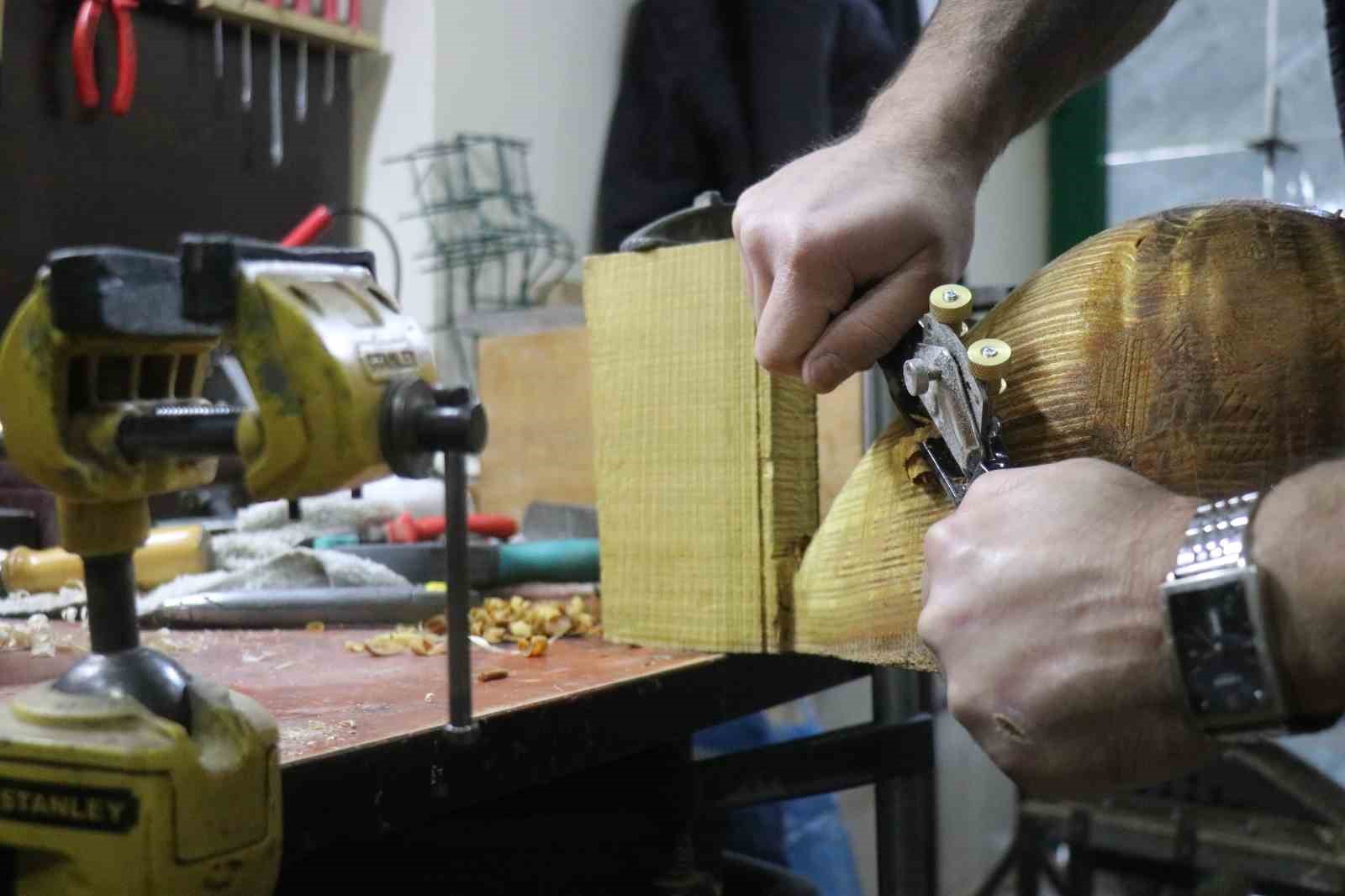 15 yaşında bir tahta parçasıyla başladığı mesleğinde 34 yıldır notalara şekil veriyor
