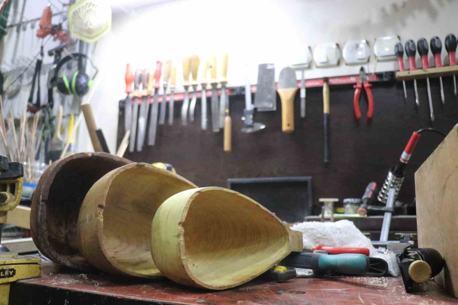 15 yaşında bir tahta parçasıyla başladığı mesleğinde 34 yıldır notalara şekil veriyor
