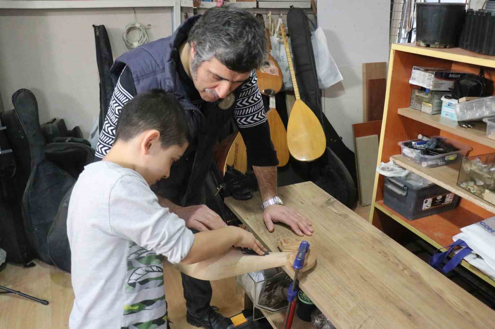 15 yaşında bir tahta parçasıyla başladığı mesleğinde 34 yıldır notalara şekil veriyor
