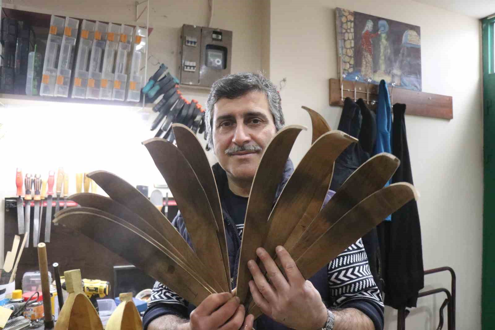 15 yaşında bir tahta parçasıyla başladığı mesleğinde 34 yıldır notalara şekil veriyor
