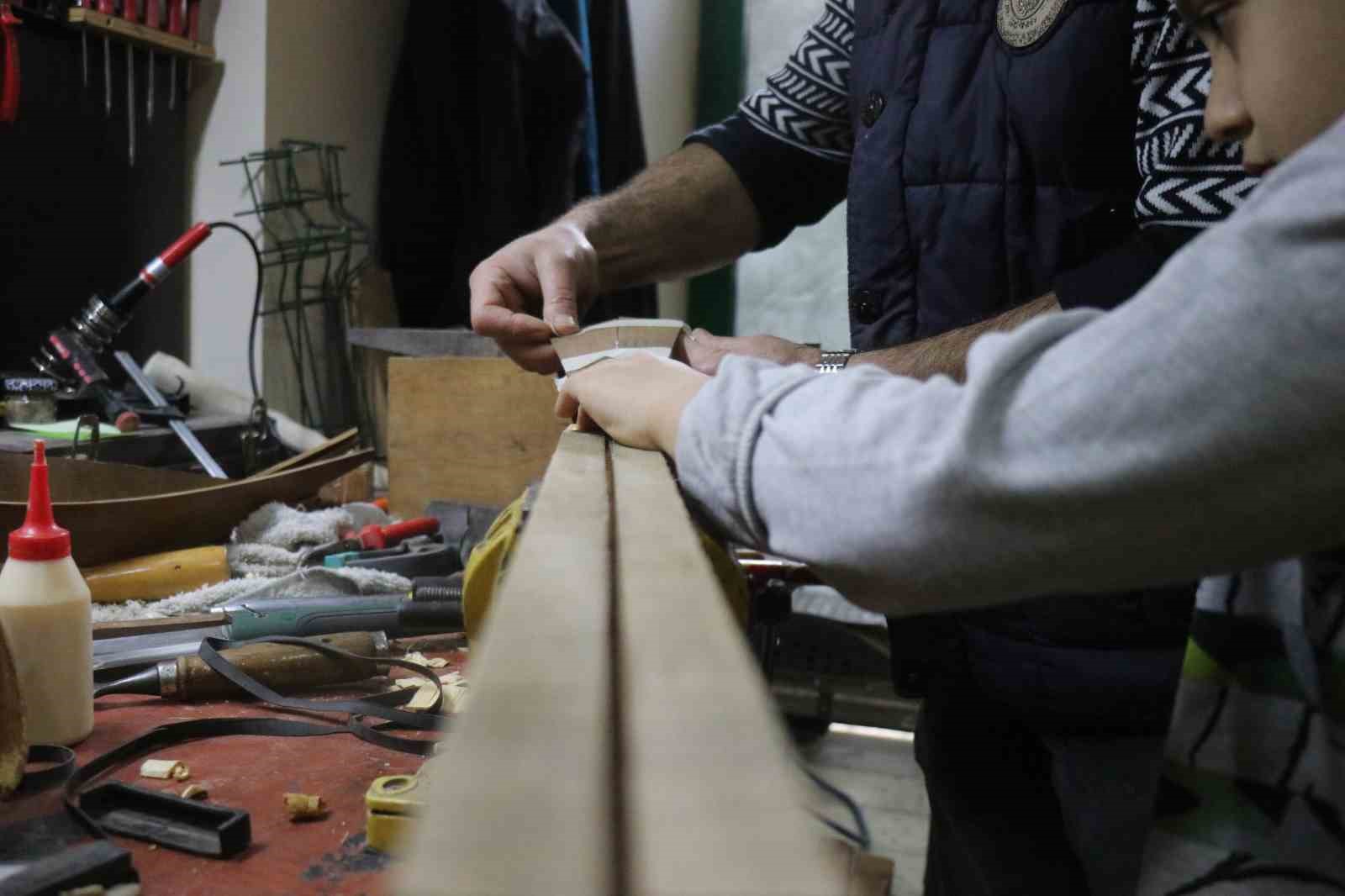 15 yaşında bir tahta parçasıyla başladığı mesleğinde 34 yıldır notalara şekil veriyor
