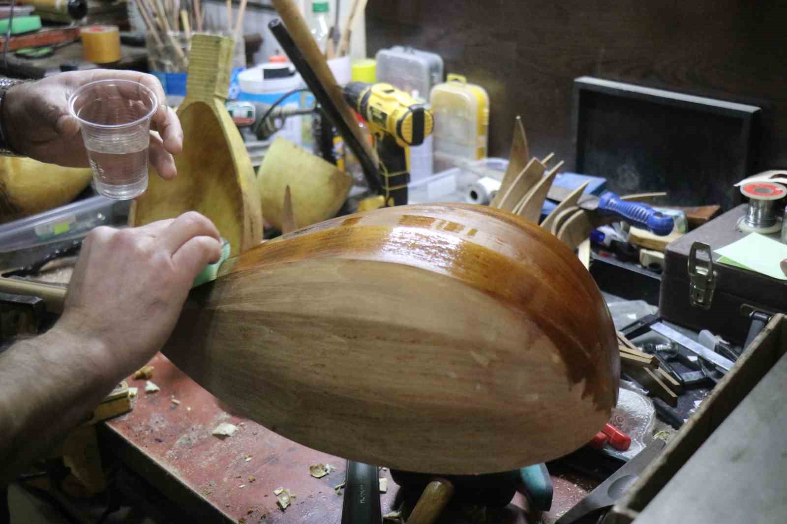 15 yaşında bir tahta parçasıyla başladığı mesleğinde 34 yıldır notalara şekil veriyor
