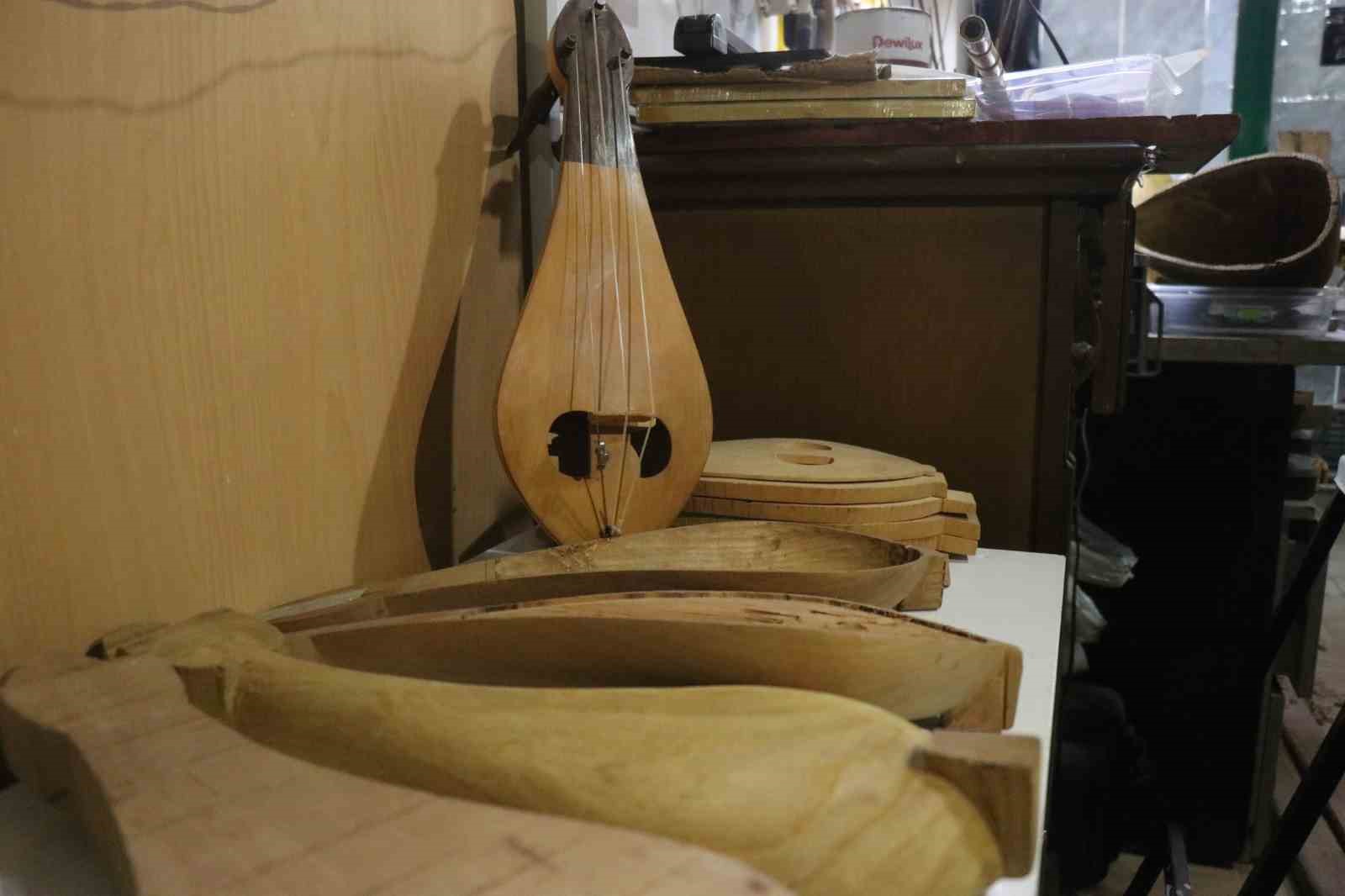 15 yaşında bir tahta parçasıyla başladığı mesleğinde 34 yıldır notalara şekil veriyor
