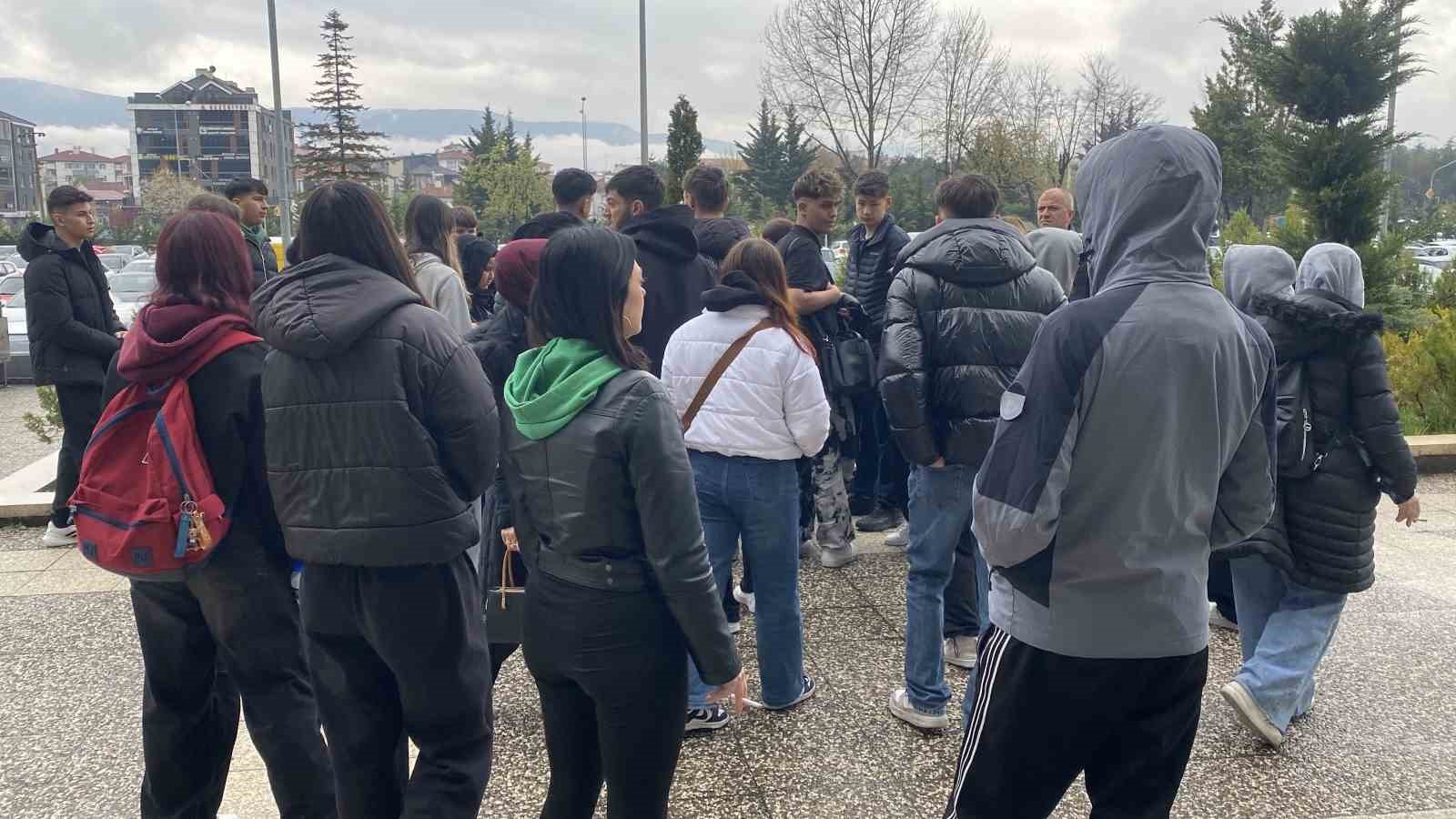 15 yaşındaki Alperen’in yumrukla ölümüne yol açan 2 sanığa 7’şer yıl hapis
