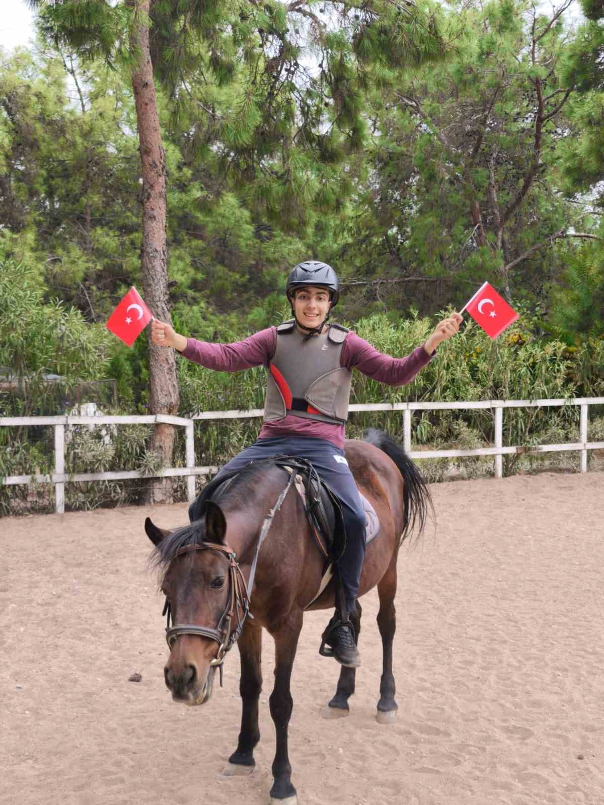 15 yaşındaki Burak’ın otizmle mücadelesi başarı hikayesine dönüştü
15 yaşındaki Burak’ın otizmle mücadelesi başarı hikayesine dönüştü
