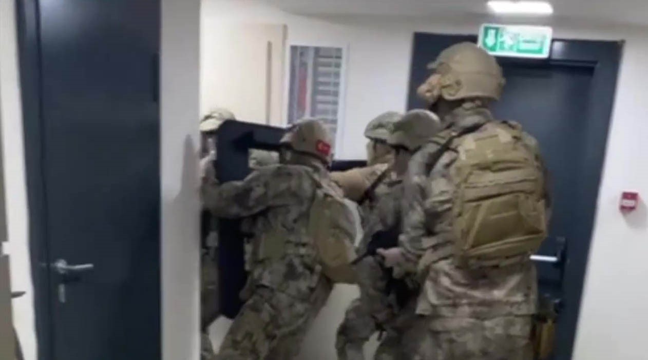 15 yıl hapis cezasıyla aranıyordu: Sahte avukat kimlikleriyle yakalandı
15 yıl hapis cezasıyla aranıyordu: Sahte avukat kimlikleriyle yakalandı