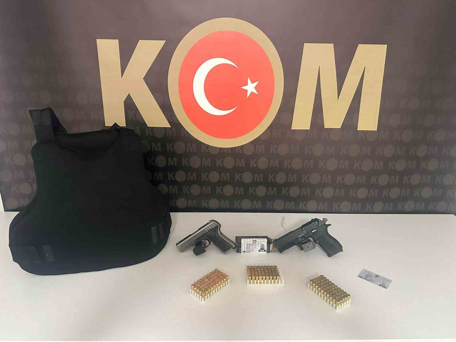 15 yıl hapis cezasıyla aranıyordu: Sahte avukat kimlikleriyle yakalandı
15 yıl hapis cezasıyla aranıyordu: Sahte avukat kimlikleriyle yakalandı