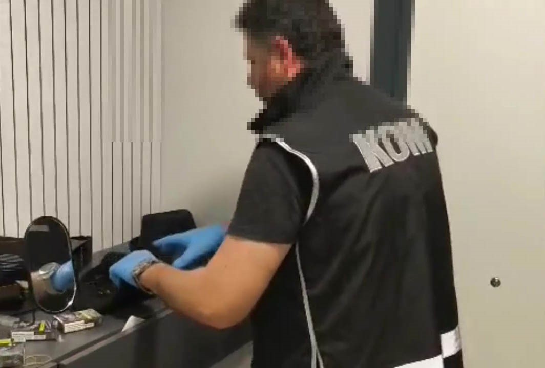 15 yıl hapis cezasıyla aranıyordu: Sahte avukat kimlikleriyle yakalandı
15 yıl hapis cezasıyla aranıyordu: Sahte avukat kimlikleriyle yakalandı