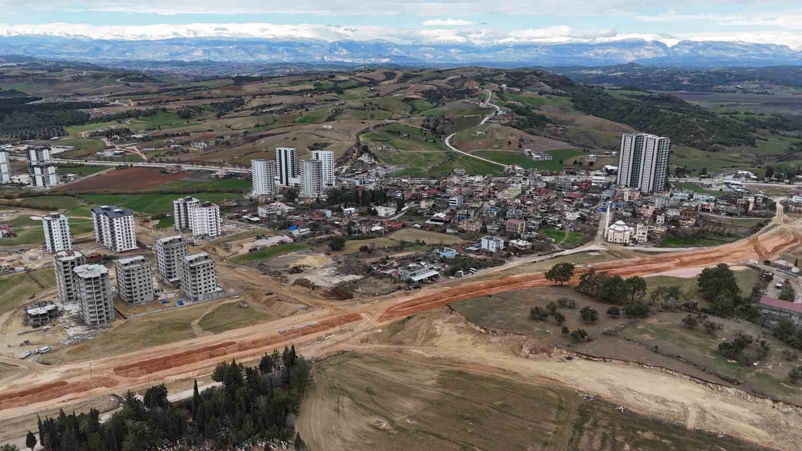 15 yıllık Çukurova Güzel Sanatlar Lisesi çamura teslim
