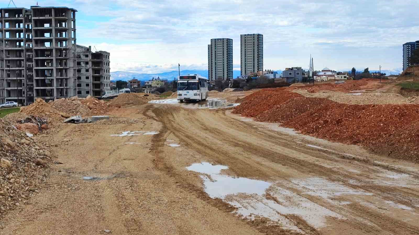 15 yıllık Çukurova Güzel Sanatlar Lisesi çamura teslim
