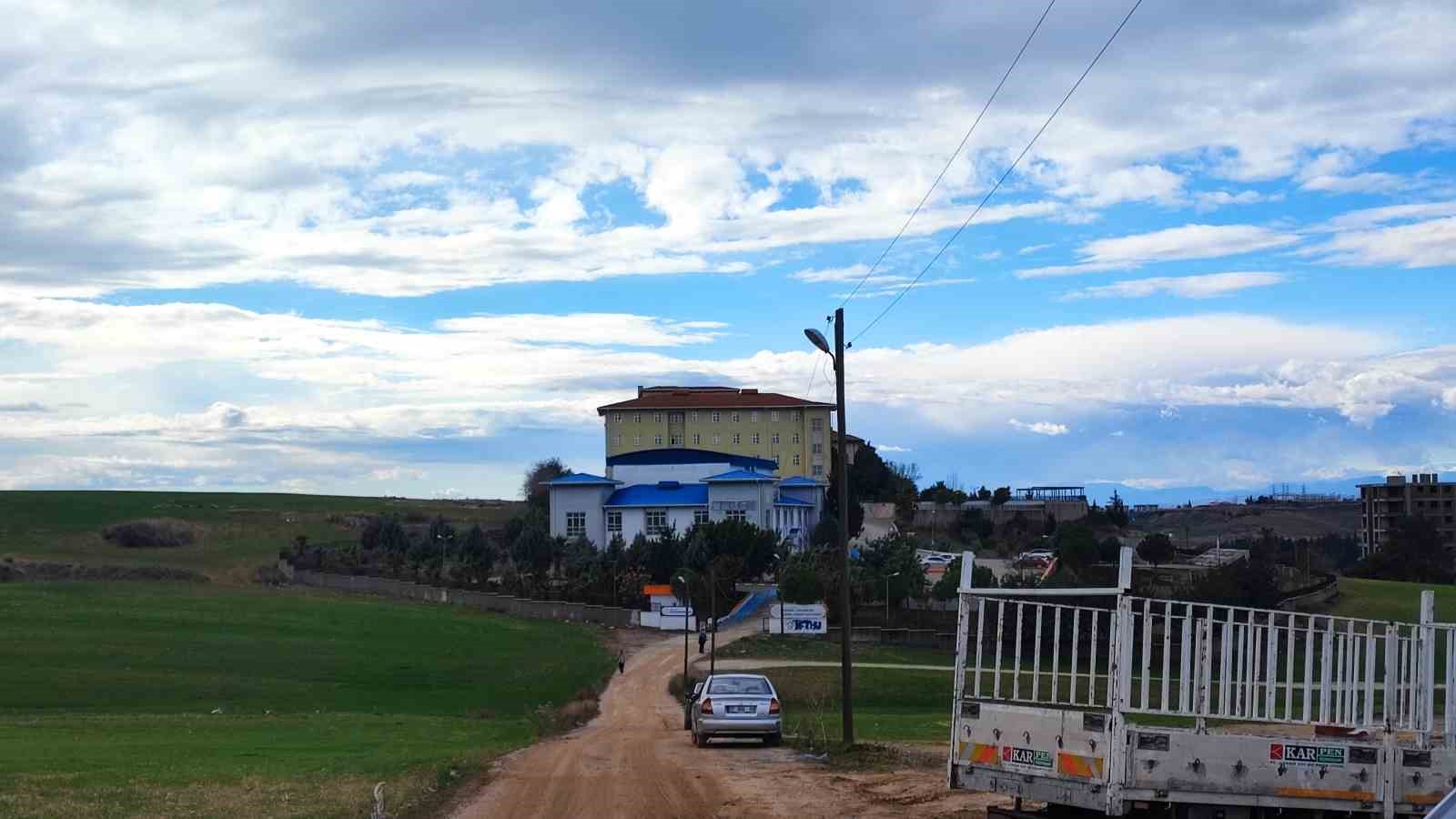 15 yıllık Çukurova Güzel Sanatlar Lisesi çamura teslim
