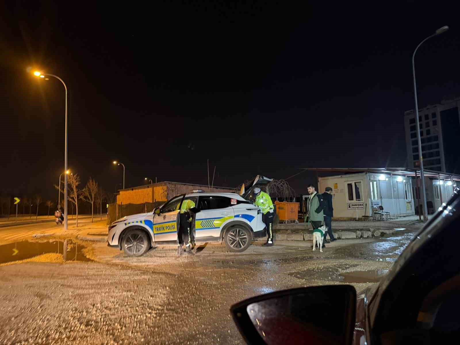 1.55 promil alkollü yakalanan ve 14 bin TL ceza kesilen sürücü, karakola köpeğiyle gitti
