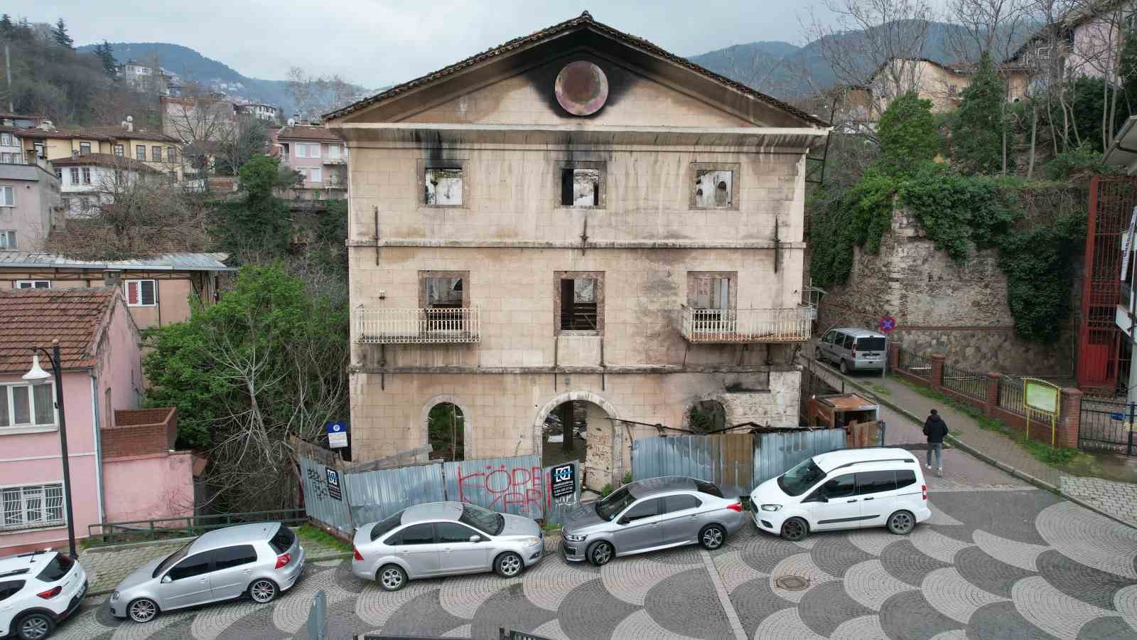 156 yıllık tarihi bina yangında zarar gördü
