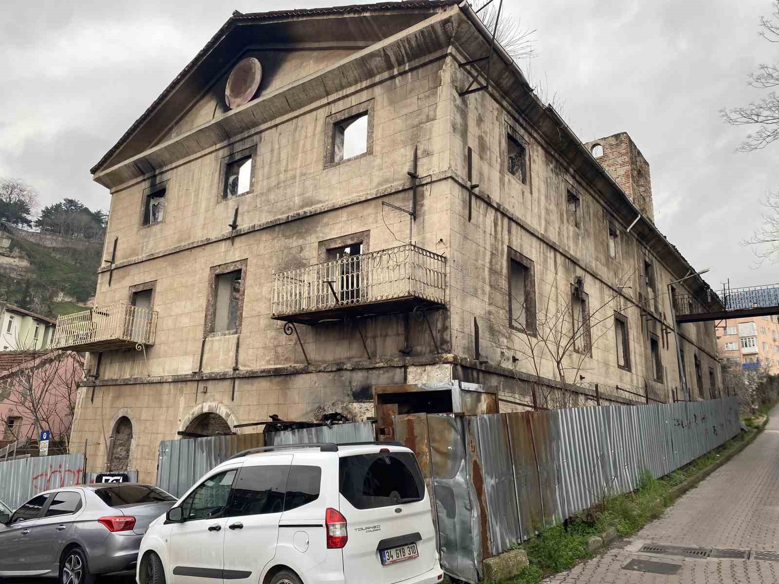 156 yıllık tarihi bina yangında zarar gördü
