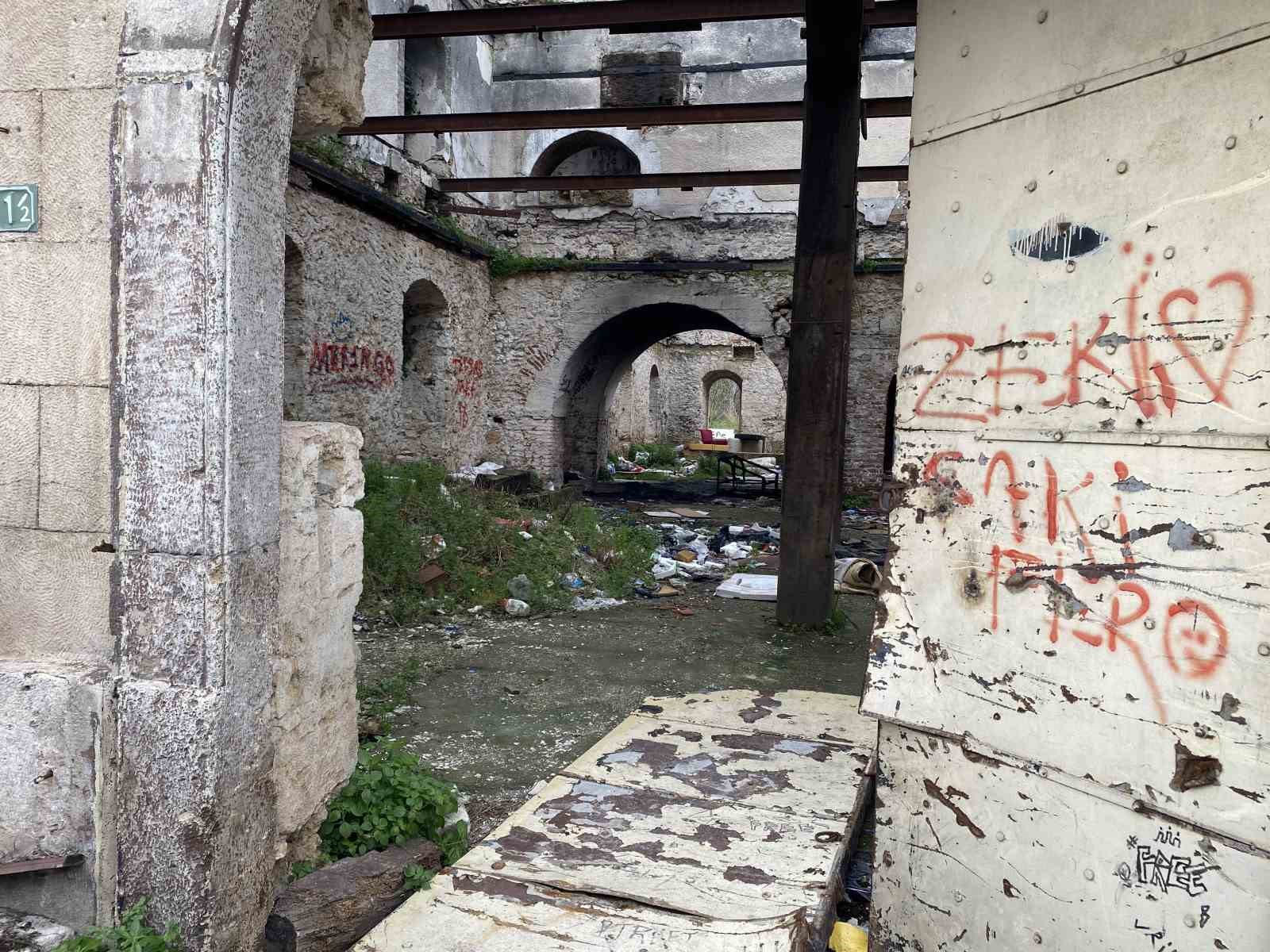 156 yıllık tarihi bina yangında zarar gördü
