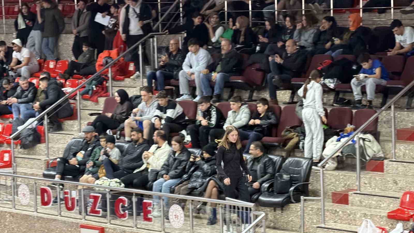 160 boksör ringe çıktı, Buse Naz Çakıroğlu sporculara destek verdi
