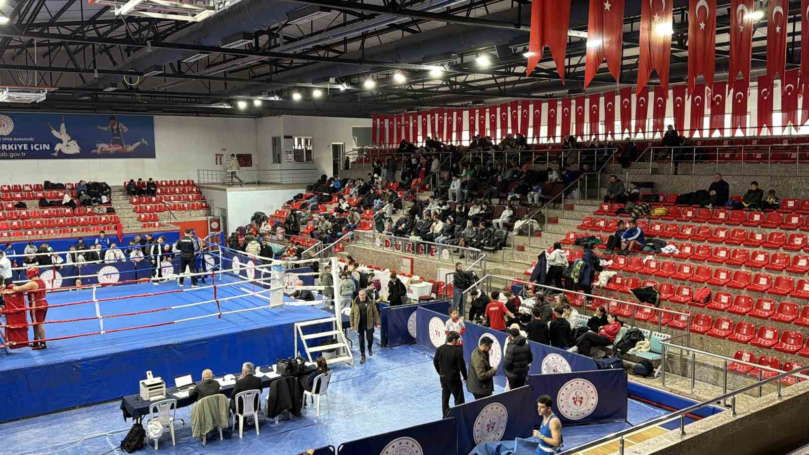 160 boksör ringe çıktı, Buse Naz Çakıroğlu sporculara destek verdi
