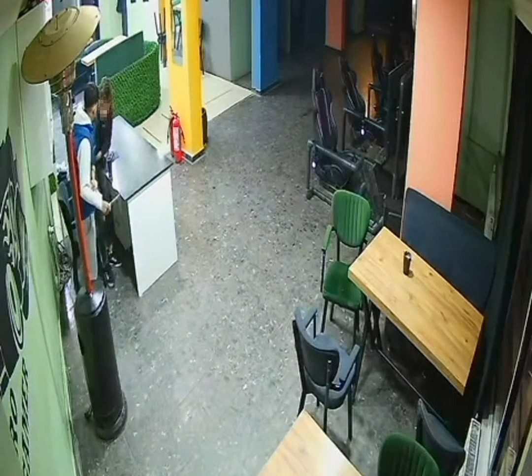 17 yaşındaki çocuğun bıçaklandığı anlar güvenlik kamerasında
