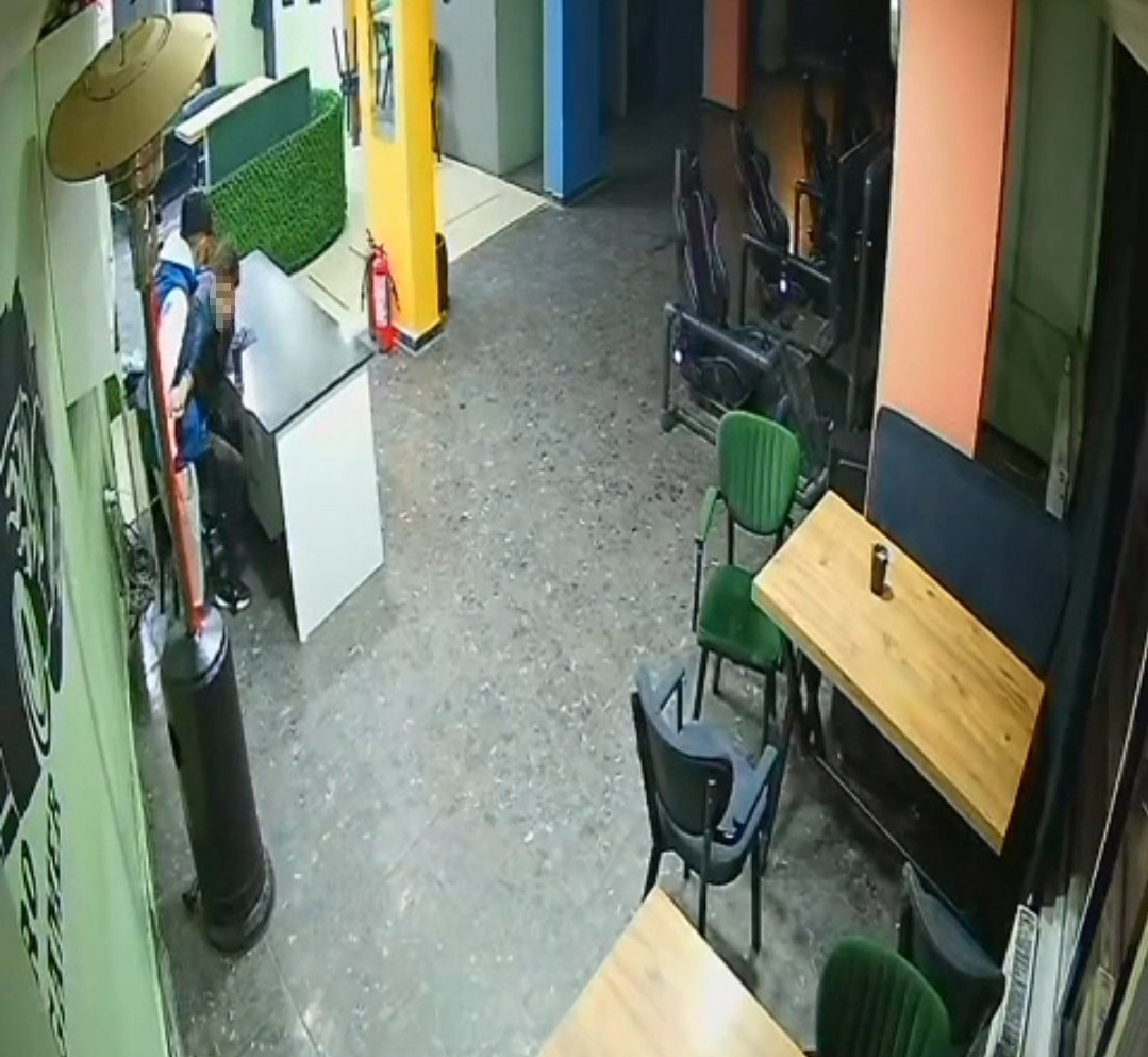 17 yaşındaki çocuğun bıçaklandığı anlar güvenlik kamerasında
