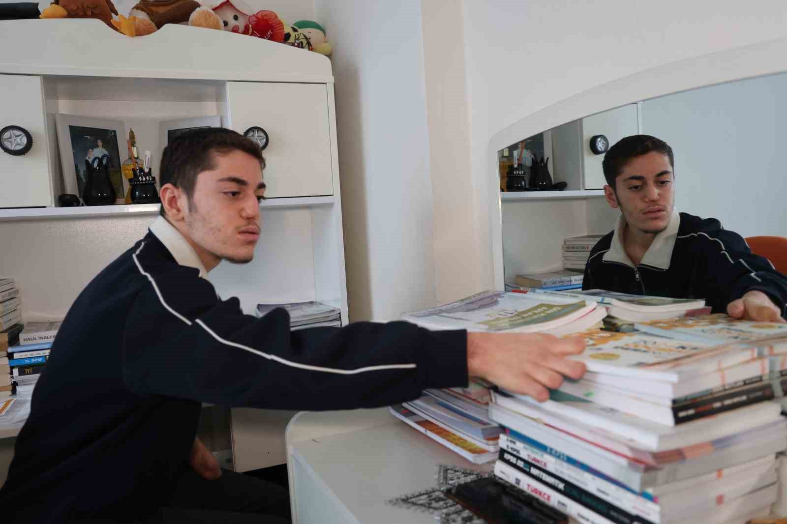 18 günlükken uzuvlarını kaybeden genç azmiyle örnek oluyor
