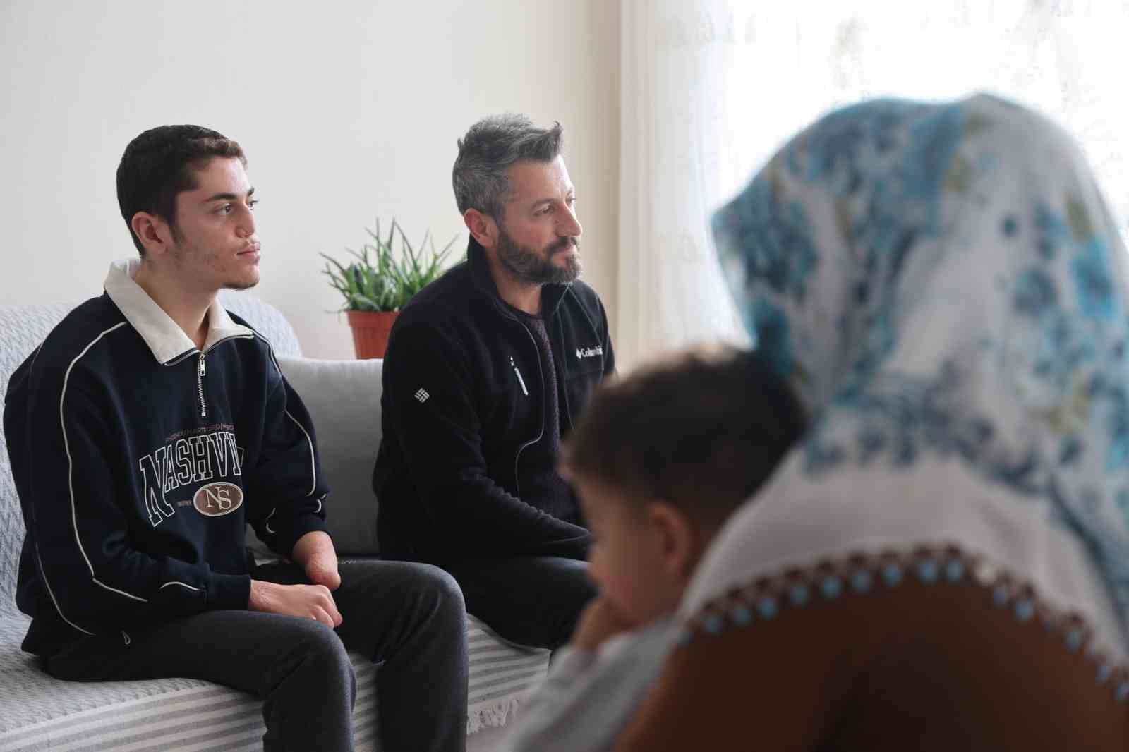 18 günlükken uzuvlarını kaybeden genç azmiyle örnek oluyor
