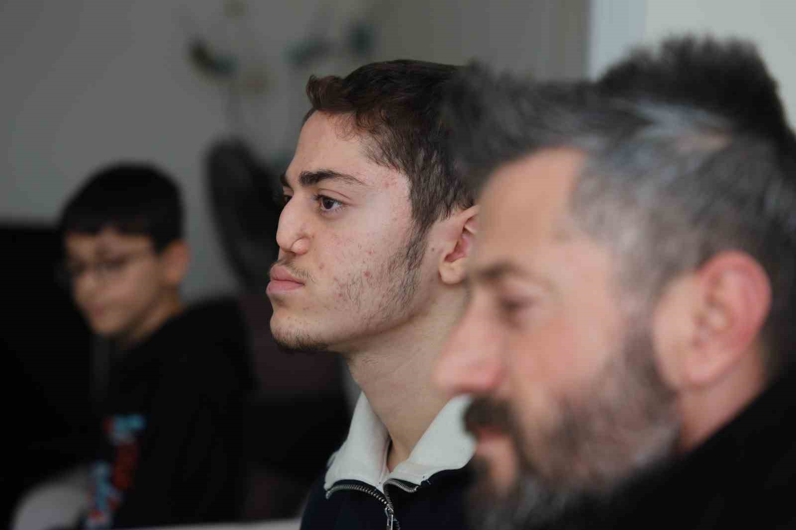 18 günlükken uzuvlarını kaybeden genç azmiyle örnek oluyor
