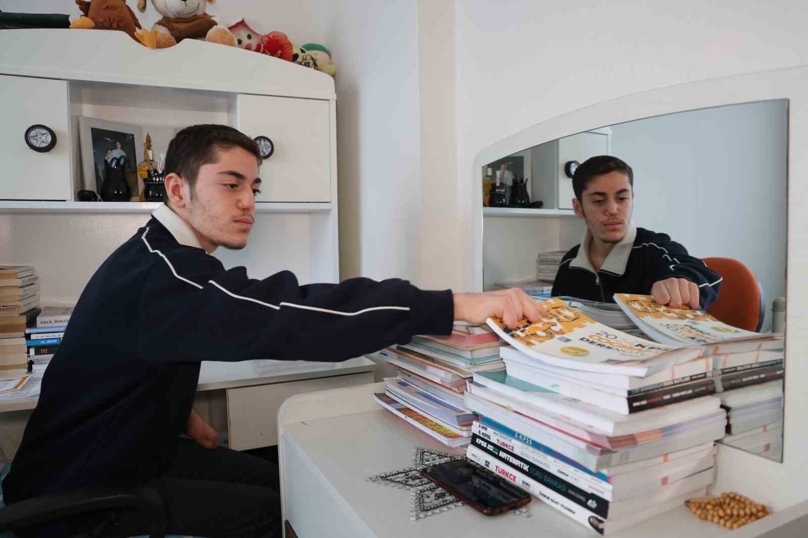 18 günlükken uzuvlarını kaybeden genç azmiyle örnek oluyor
