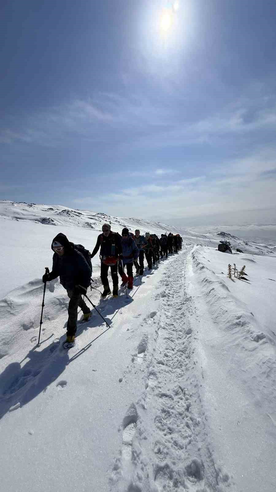 19 kişilik dağcı grubu Ağrı Dağı zirve tırmanışına başladı
