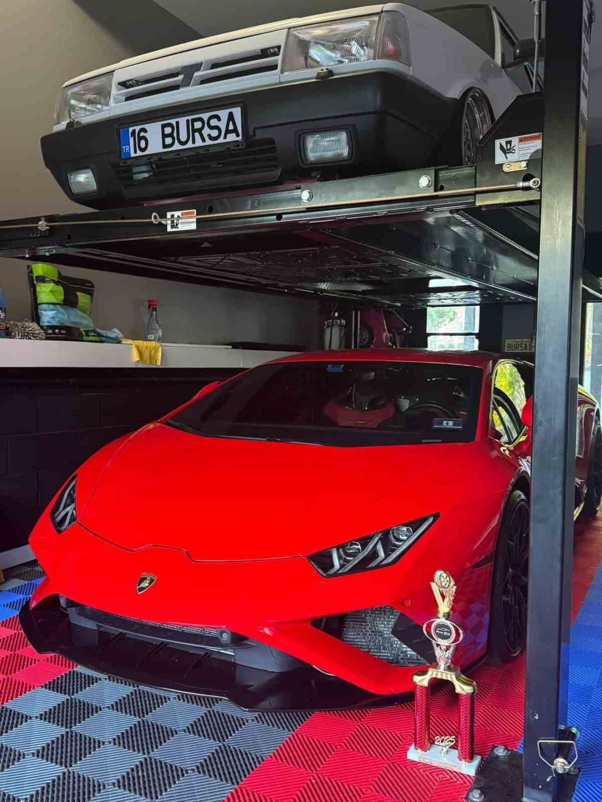 1995 model Tofaş "16" plakası ile New York sokaklarında
