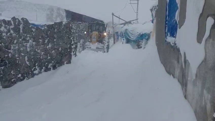 2 bin 300 rakımda zorlu karla mücadele çalışması
