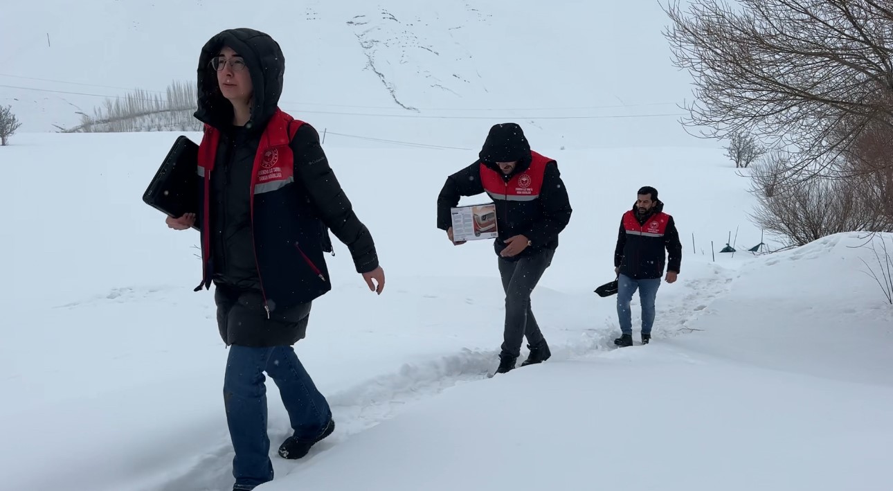2 bin rakımda gıda seferberliği: Karlı yolları aşarak çocuklara bilgi taşıdılar
