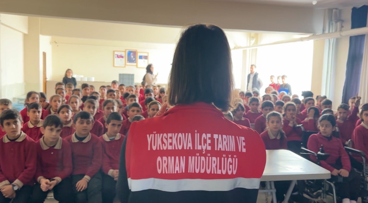 2 bin rakımda gıda seferberliği: Karlı yolları aşarak çocuklara bilgi taşıdılar
