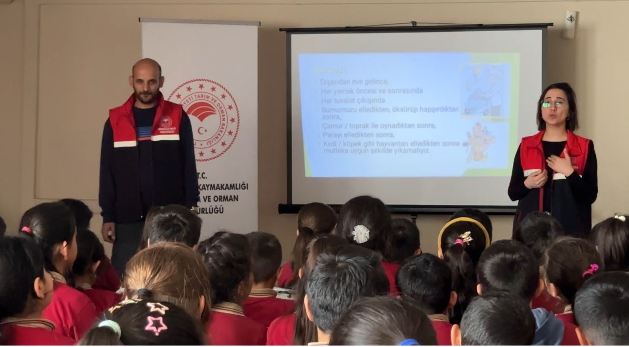 2 bin rakımda gıda seferberliği: Karlı yolları aşarak çocuklara bilgi taşıdılar
