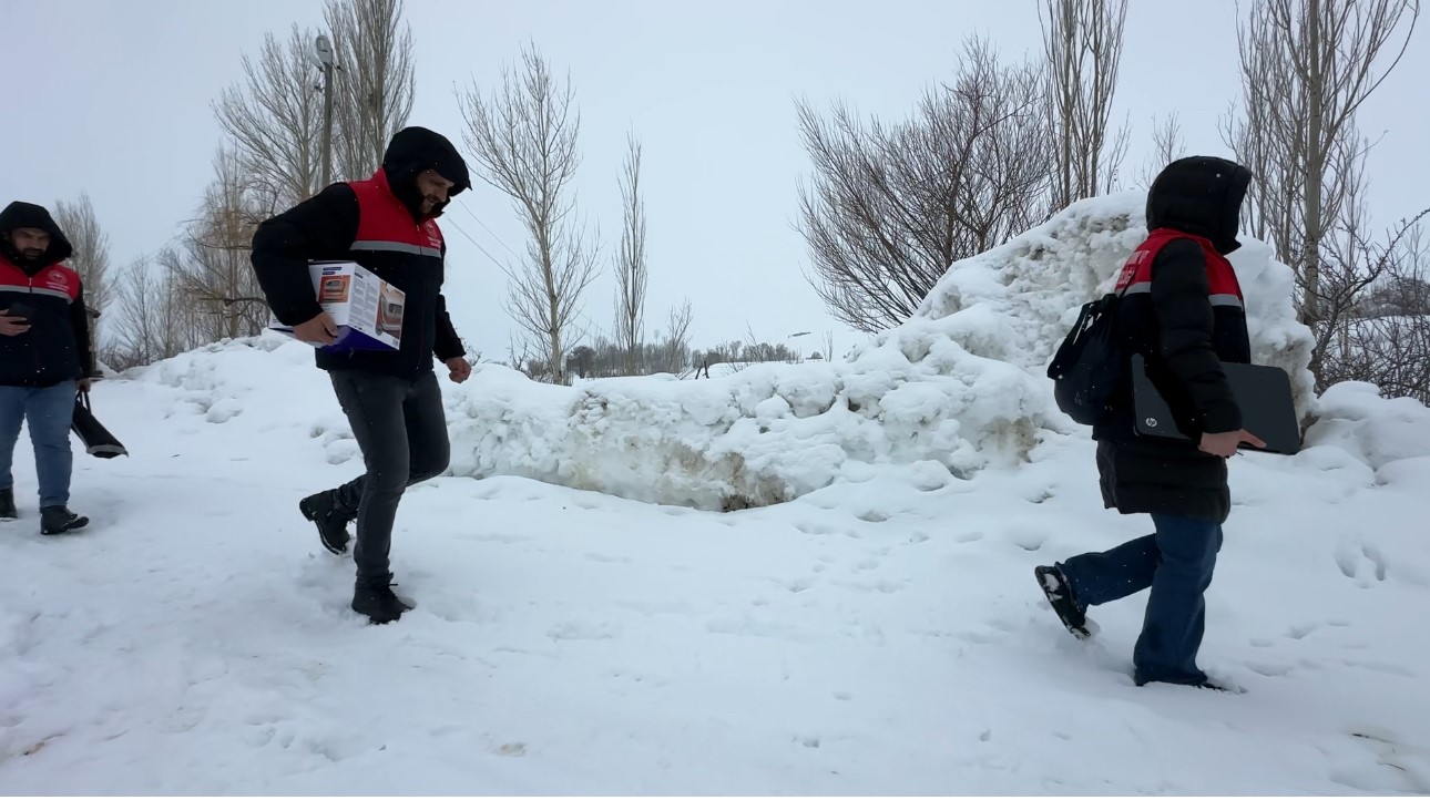 2 bin rakımda gıda seferberliği: Karlı yolları aşarak çocuklara bilgi taşıdılar
