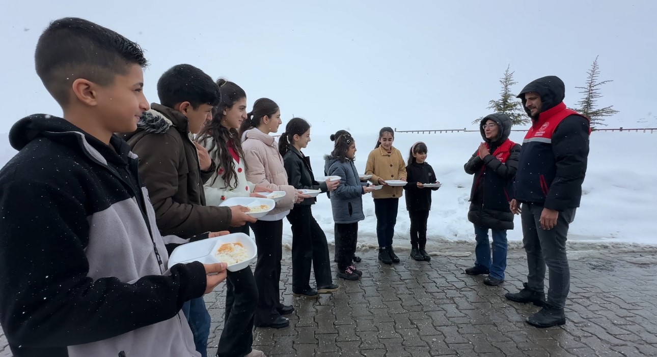 2 bin rakımda gıda seferberliği: Karlı yolları aşarak çocuklara bilgi taşıdılar
