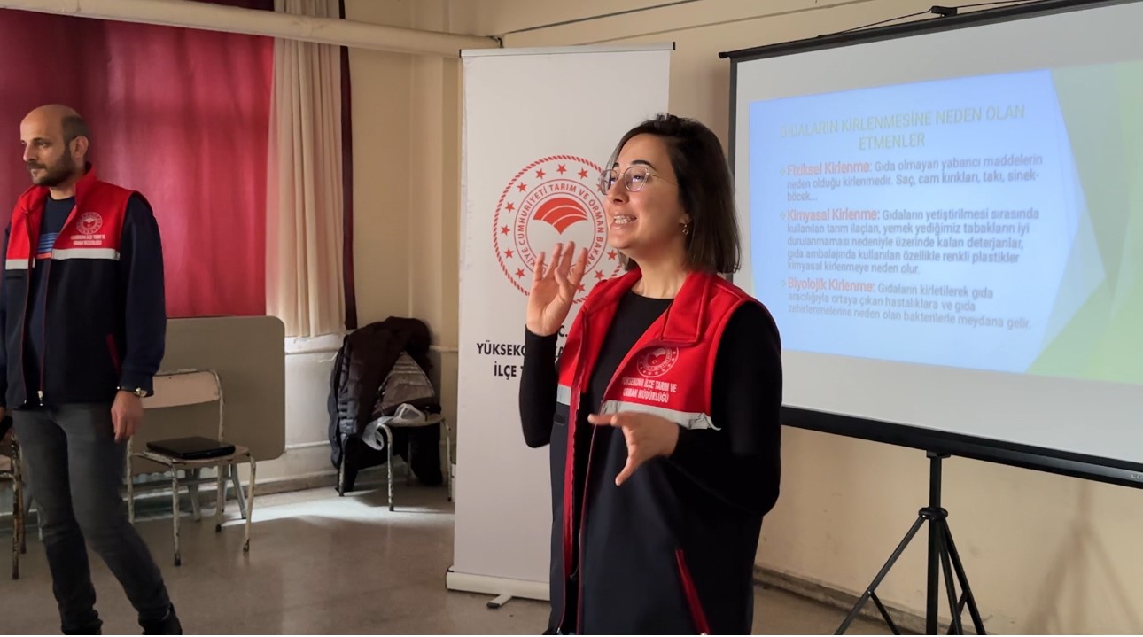 2 bin rakımda gıda seferberliği: Karlı yolları aşarak çocuklara bilgi taşıdılar
